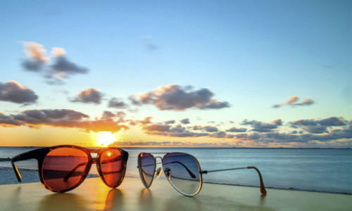 Πώς προστατεύουμε τα γυαλιά ηλίου μας στην παραλία;